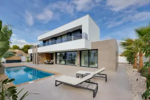 VILLA DE LUJO EN CIUDAD QUESADA CON 500M2 DE PARCELA. 3 DORM. 3 BAÑOS. 1 ASEO. PISCINA PRIVADA.