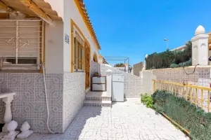 BUNGALOW EN PLANTA BAJA EN TORREVIEJA ZONA LA SIESTA.