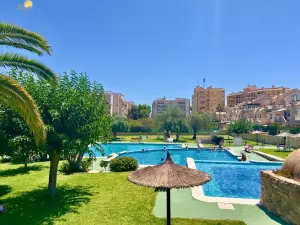 ¡OPORTUNIDAD! ADOSADO TODO EXTERIOR CON IMPRESIONANTE TERRAZA, 2 PLAZAS DE PARKING + PISCINA