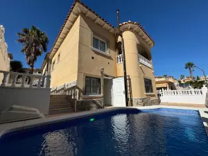 VILLA DE ESTILO MEDITERRANEO CON PISCINA PRIVADA. 4 DORM. 2 BAÑOS EN ORIHUELA COSTA ( ALICANTE )