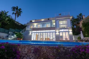 Luxury villa in Anchorage Hills