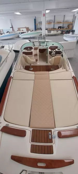 Jeanneau Runabout 755 lancha ocasión completamente renovada
