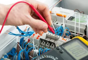 Electricista. Instalaciones y reparación de averías.