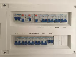 INSTALACIONES Y REPARACIONES DE ELECTRICIDAD