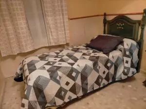 Se Vende Cabecero de madera cama 90, pequeña y colcha