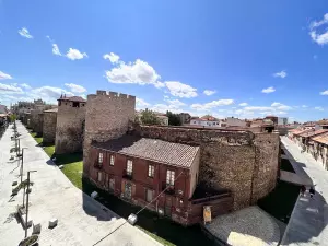 Piso la muralla, en el casco histórico