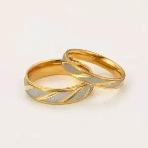 Preciosa Alianza bañado en oro