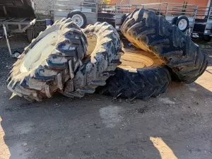RUEDAS Y NEUMÁTICOS PARA TRACTOR NEW HOLLAND.