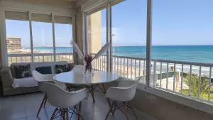 PISO EN PRIMERÍSIMA LÍNEA DE MAR, CON PISCINA COMUNUNITARIA