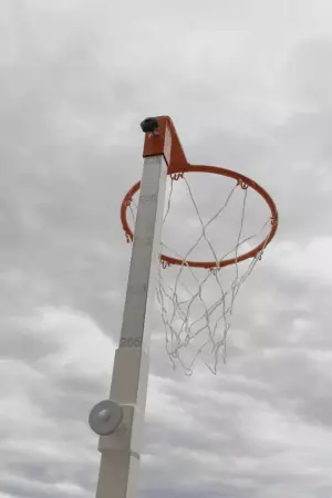 Juego postes de netball autoestables.