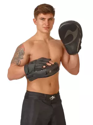 MITT CURVO ASSASSIN NEGRO JUSPORTS