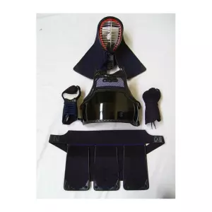 Bogu decorado para kendo compuesto de men, te, kote y bolsa.