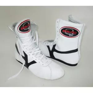 Botas boxeo en piel con suela de goma pegada y cosida.