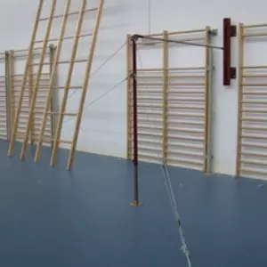 Barra fija de pared con postes pintados