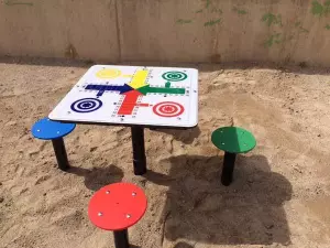 MESA DE PARCHÍS DE EXTERIOR CON 4 ASIENTOS