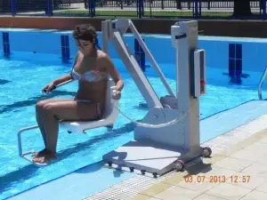 ELEVADOR ELÉCTRICO M600. BATERÍA FIJO.PISCINAS GRUA TRASLADABLE
