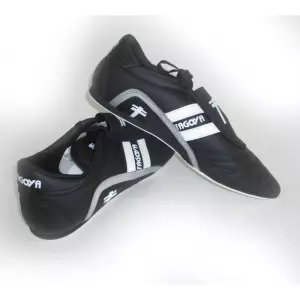 Zapatilla negra de piel artificial con cordón, lengüeta extra-larga NEGRO/BLANCO/AMARILLO/ROJO