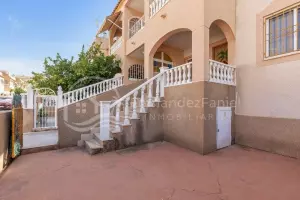 Bungalow planta baja con piscina y jardines en Los Balcones