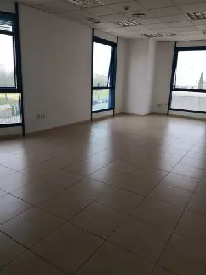 ALQUILO UN MODULO DE OFICINA Y SU PLAZA DE GARAJE INCLUIDA .