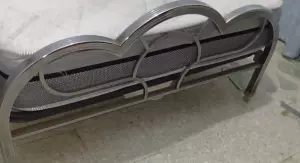 Cama antigua con cabeceros y largueros