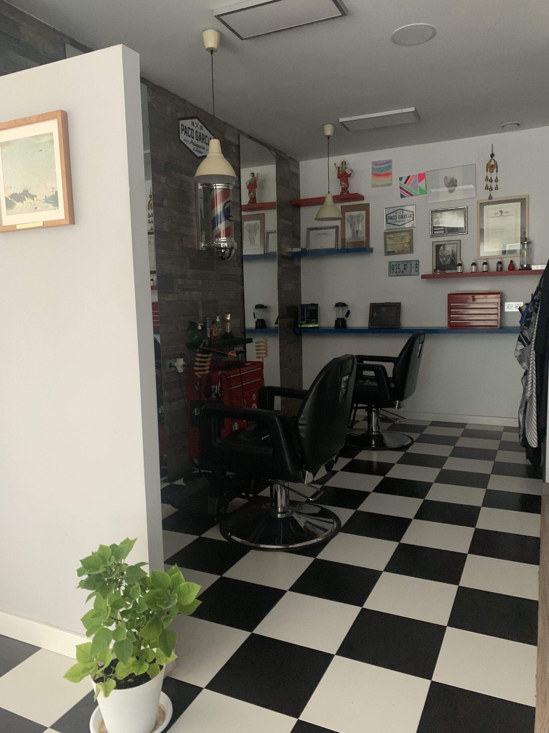 Se traspas peluquería,barbería con cabina d estética