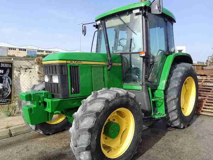 Tractor JOHN DEERE 6100.