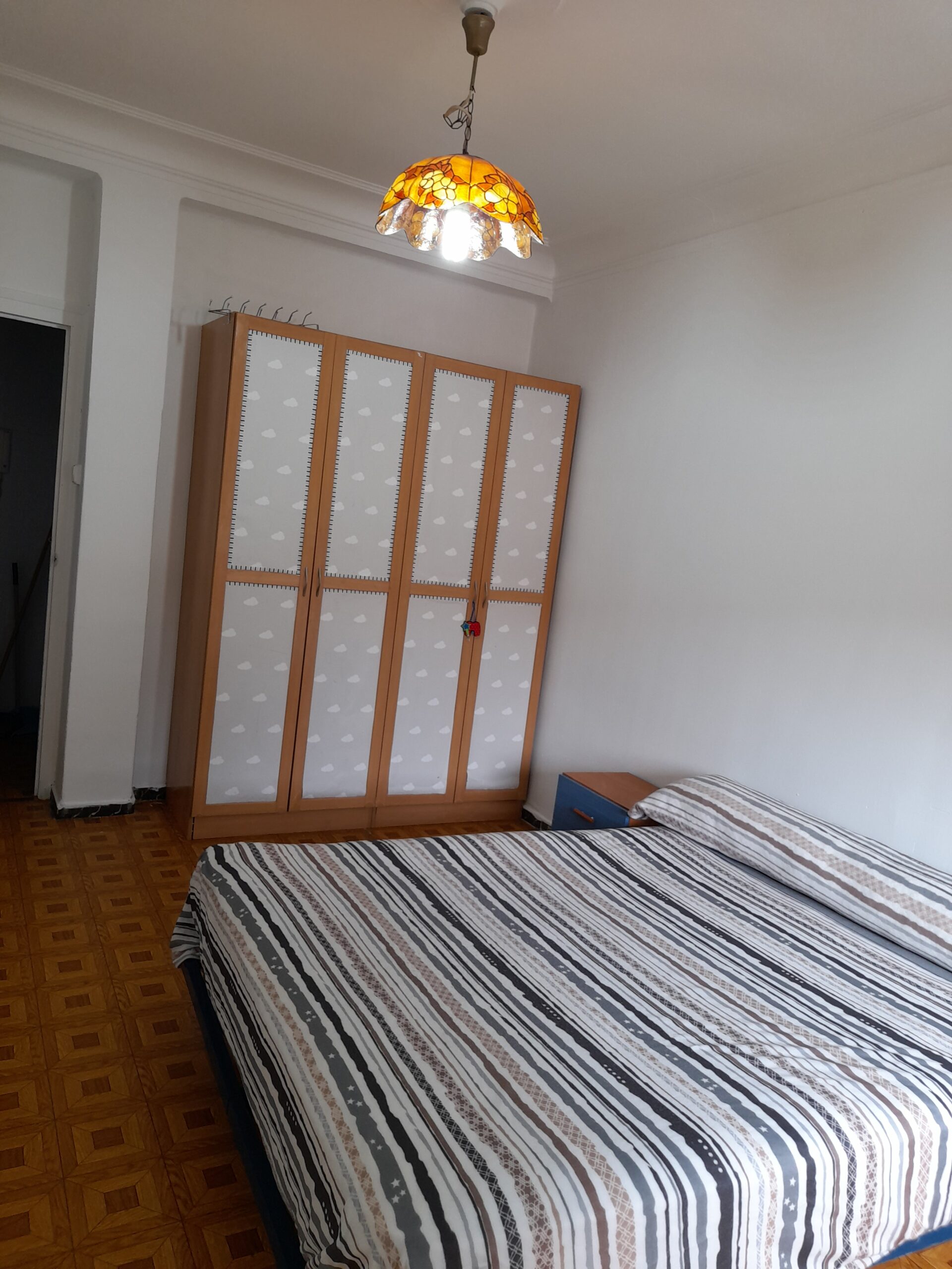 Alquiler de habitación grande para pareja o persona sola en Zaragoza, cerca Plaza Roma