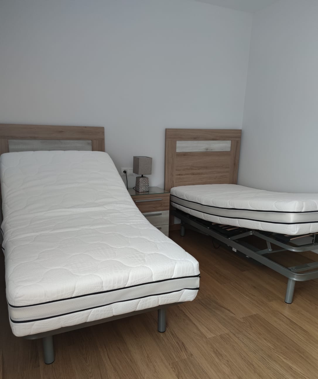 SE VENDEN CAMAS ARTICULADAS CON CABECEROS Y MESITA DE NOCHE.