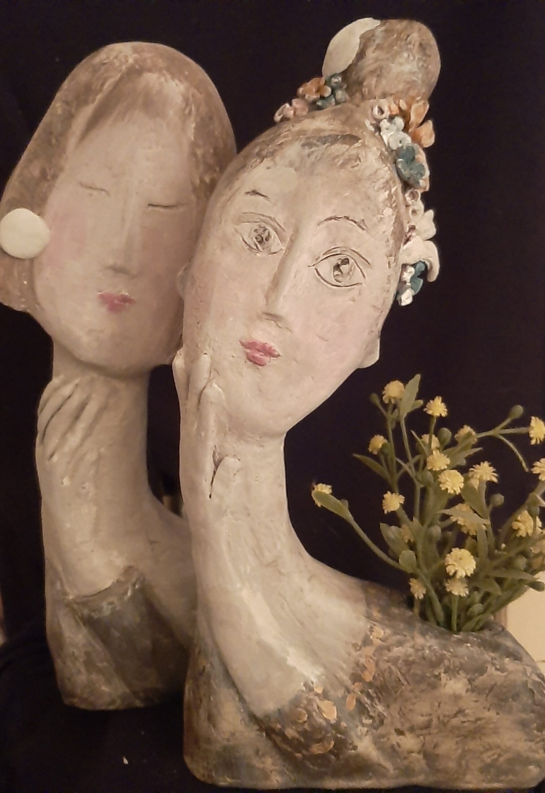 Mujer jarron para flor seca