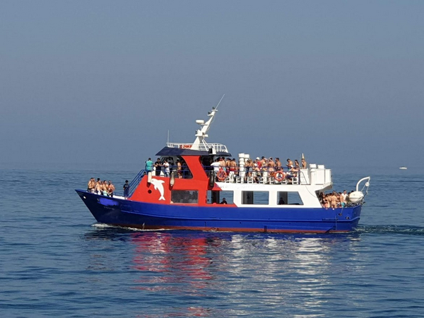 BARCO DE PASAJE Y TURISMO CAPACIDAD 144 PASAJEROS