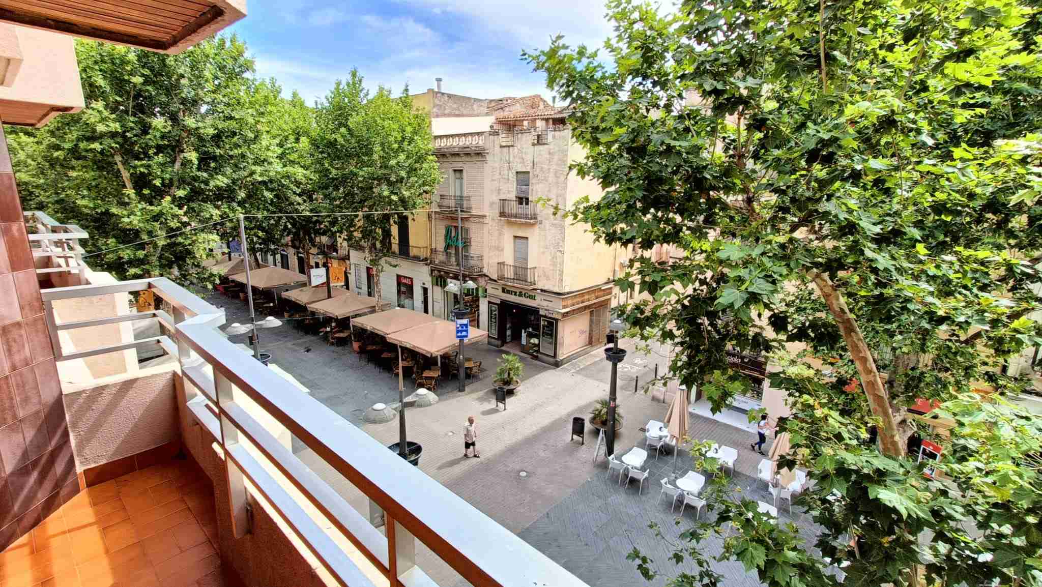 Piso amplio en la rambla principal de Vilanova i la