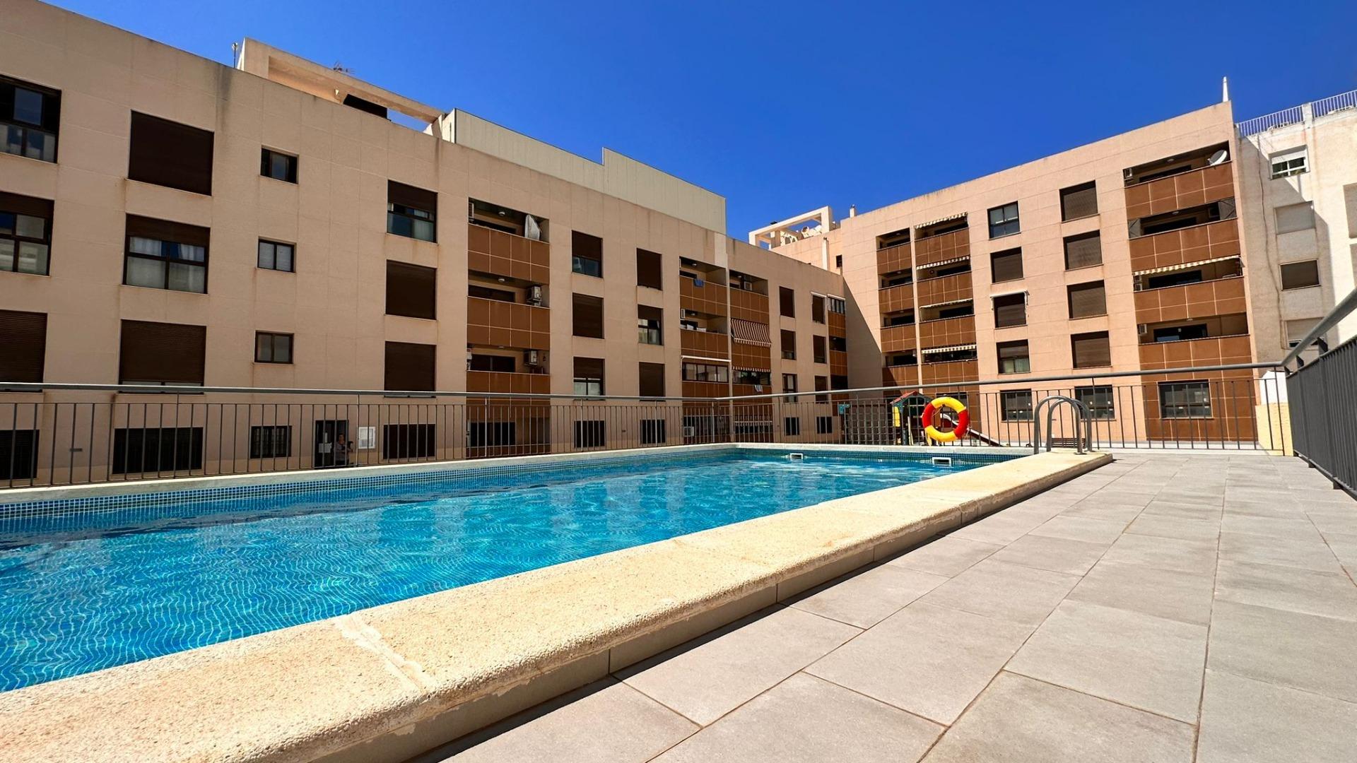 APARTAMENTO DE 2 HABITACIONES 2 BAÑOS PISCINA COMUNITARIA EN TORREVIEJA (ALICANTE)