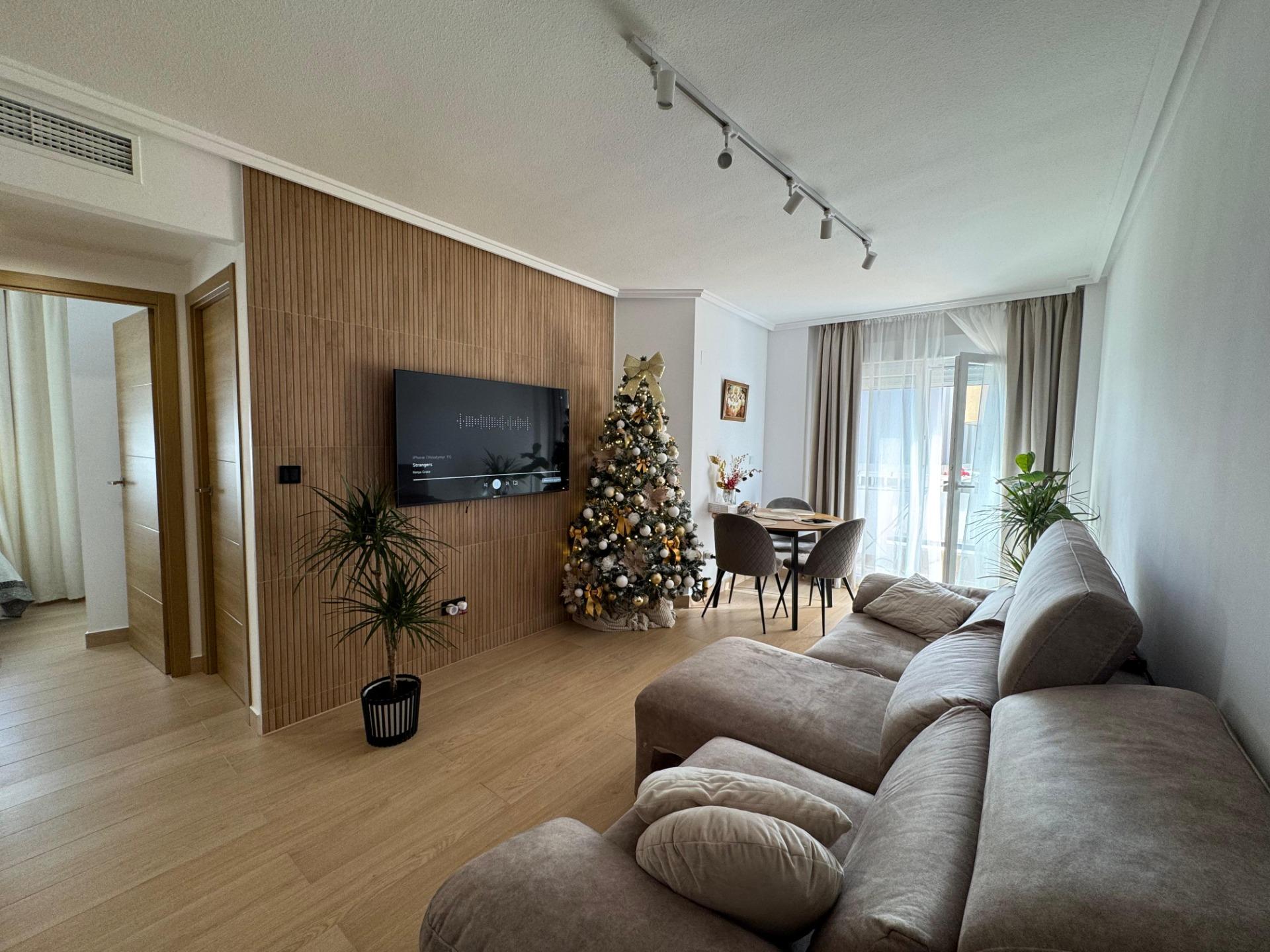APARTAMENTO DE 3 HABITACIONES Y DOS BAÑOS EN TORREVIEJA (ALICANTE ) PLAYA DEL CURA A 600 METROS.