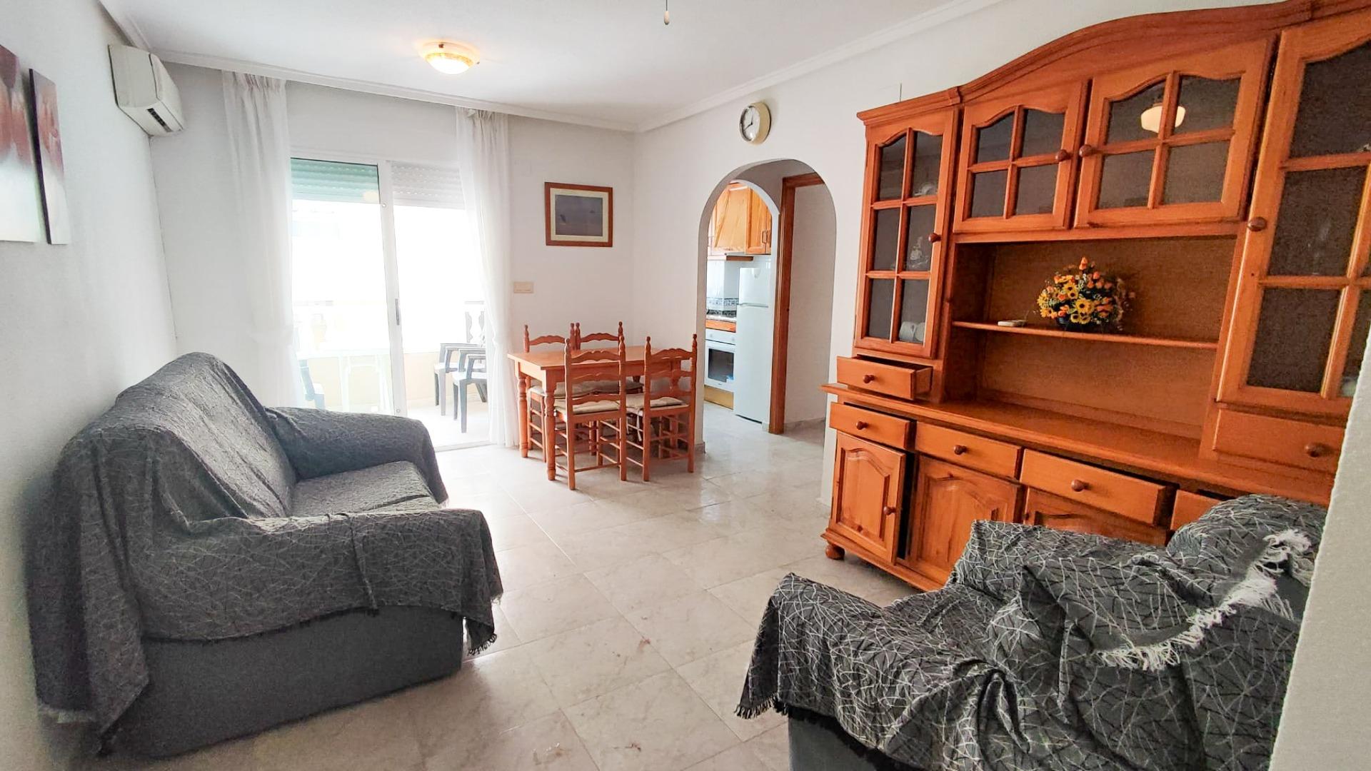 SE ALQUILA POR LARGA TEMORADA APARTAMENTO DE 2 HABITACIONES EN TORREVIEJA ( PLAYA LOS LOCOS)