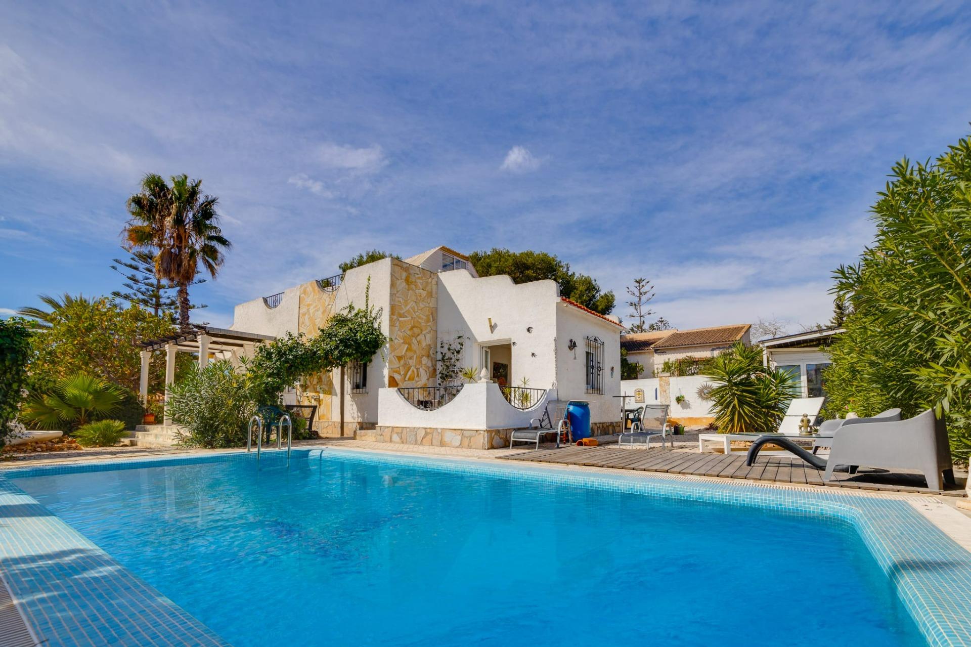 VILLA INDEPENDIENTE EN ORIHUELA COSTA( LA ZENIA) CON PISCINA PRIVADA.