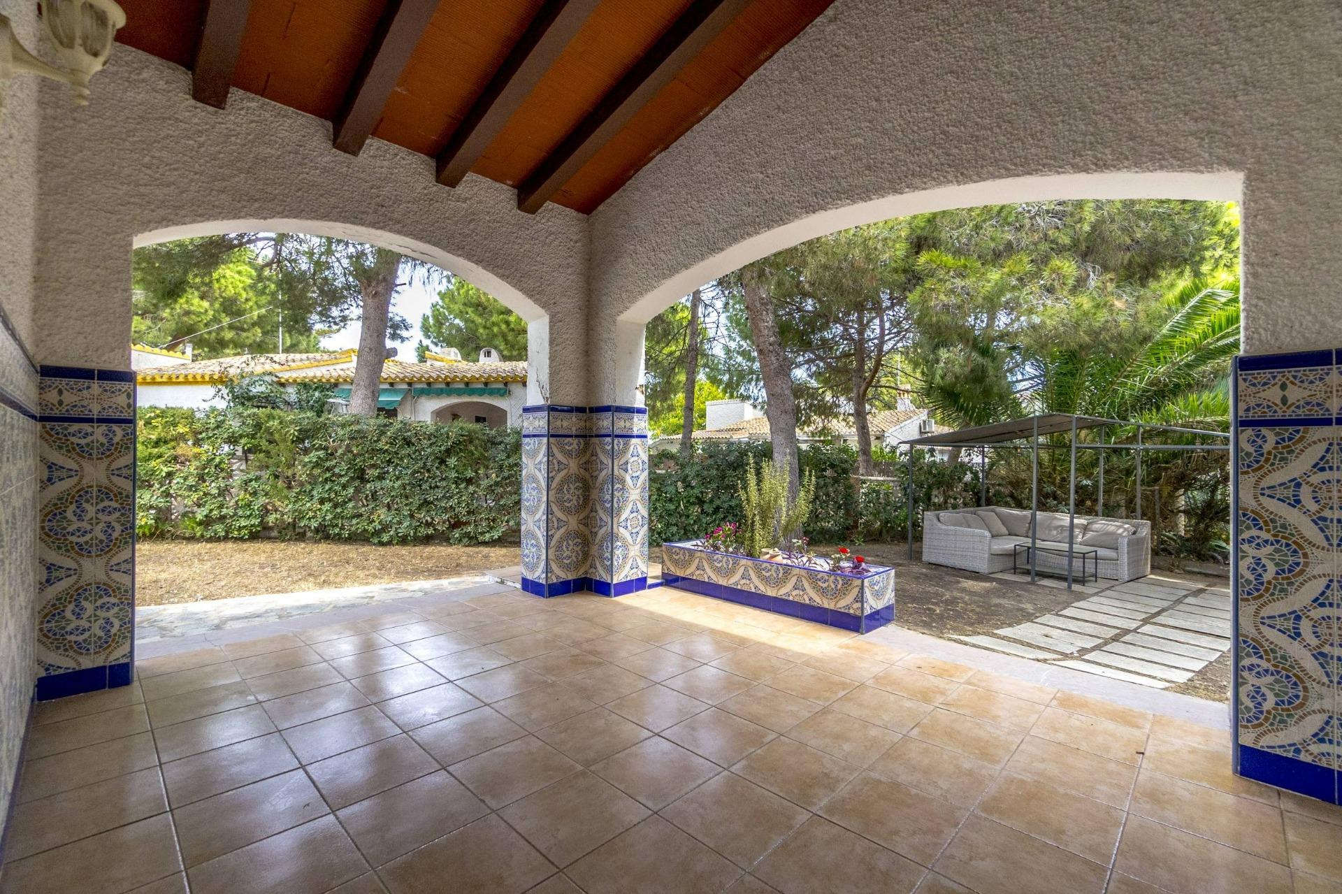 CHALET DE 3 HABITACIONES 2 BAÑOS EN PUNTA PRIMA A 300 METROS DEL MAR  ( ORIHUELA COSTA) ALICANTE