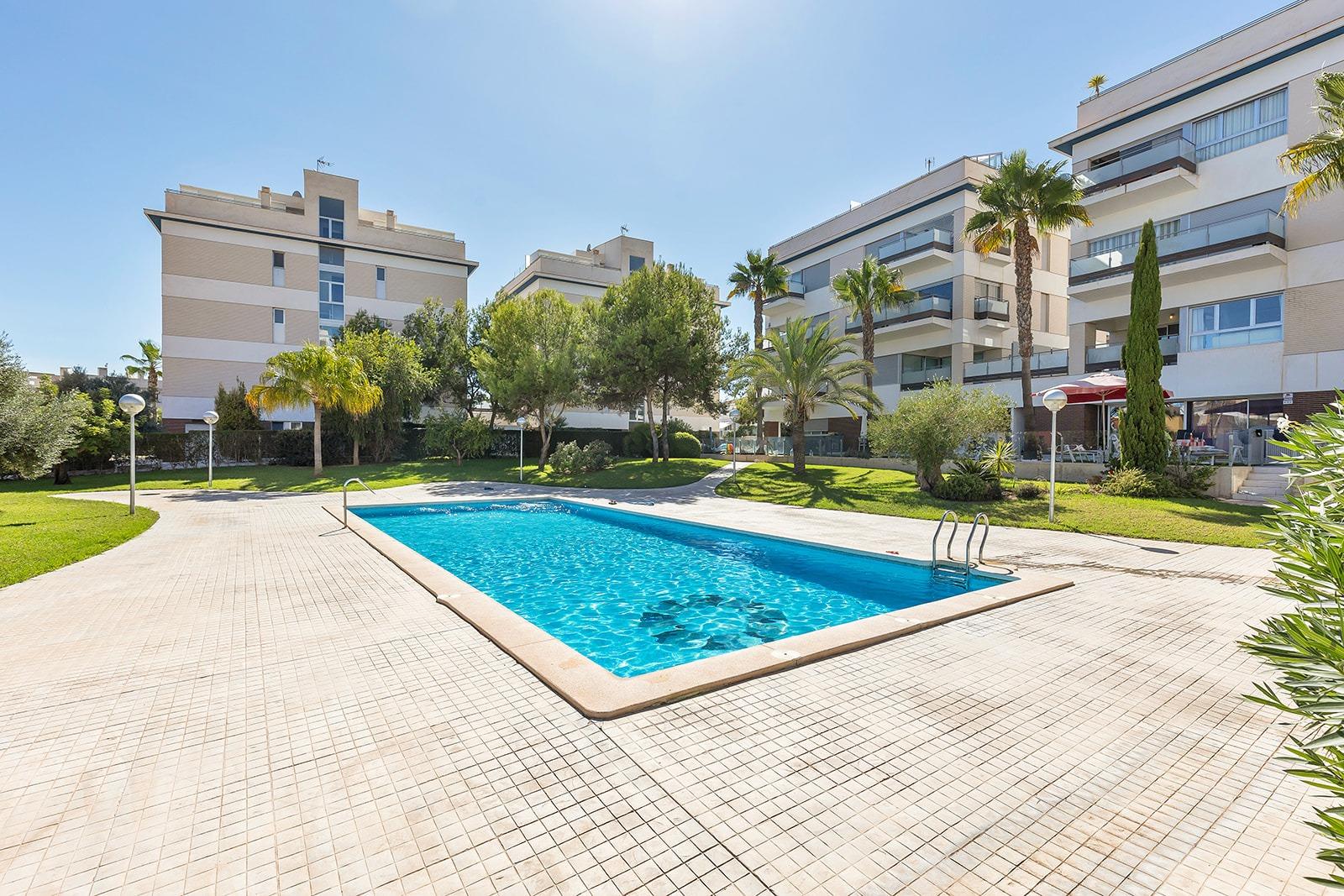 BONITO APARTAMENTO EN ORIHUELA COSTA. 2 DORM. 2 BAÑOS. GARAJE+TRASTERO. PISCINA. TERRAZA 20 M2.