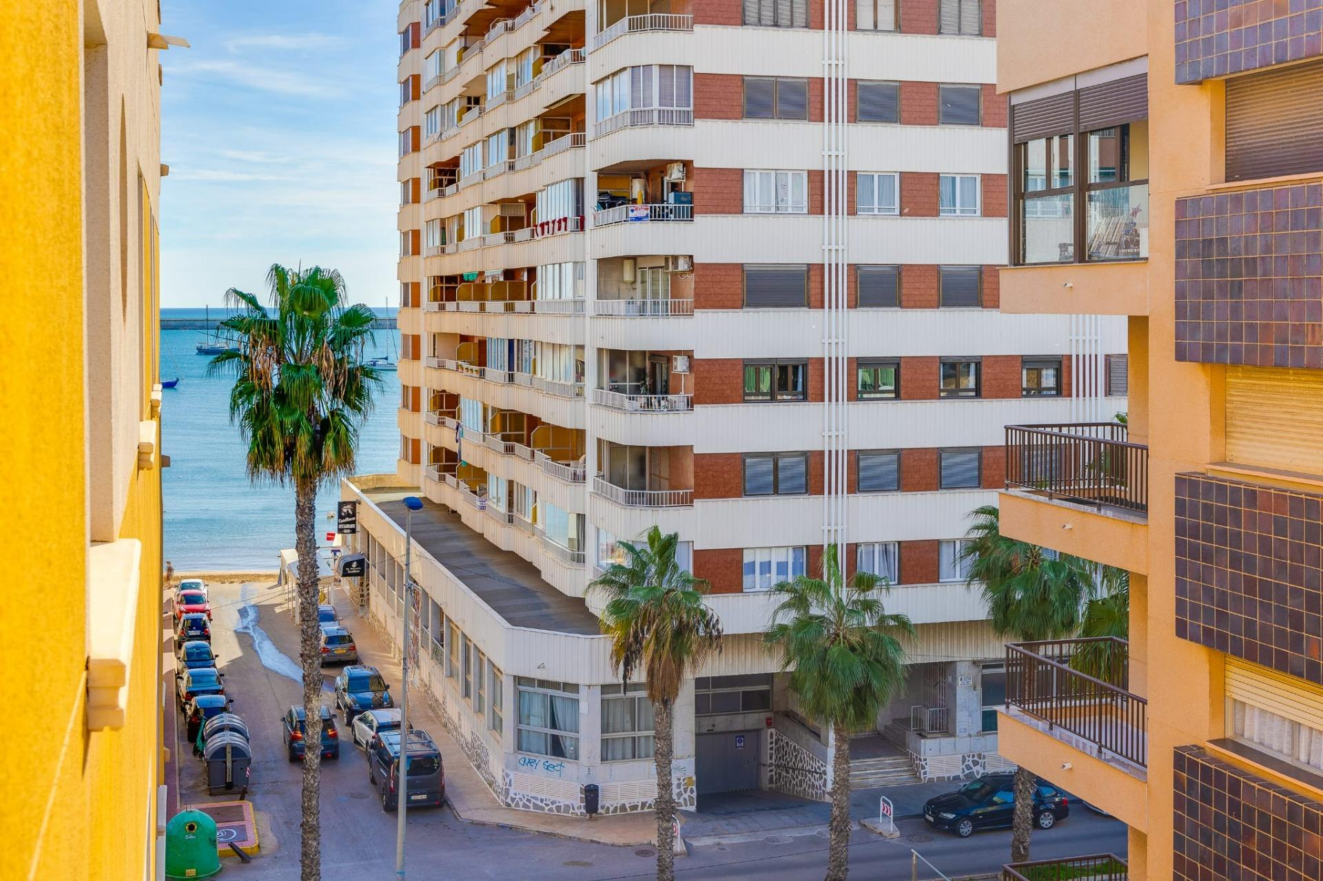 APARTAMENTO DE 2 HABITACIONES 1 BAÑO A 75 METROS DEL MAR EN TORREVIEJA ( ALICANTE )