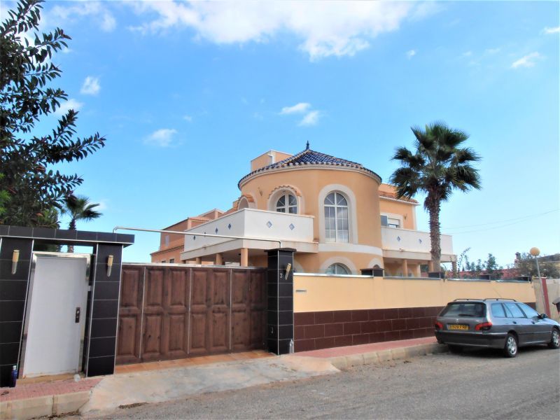 CHALET CON 5 HABITACIONES 4 BAÑOS EN LA ZENIA ( ORIHUELA COSTA )