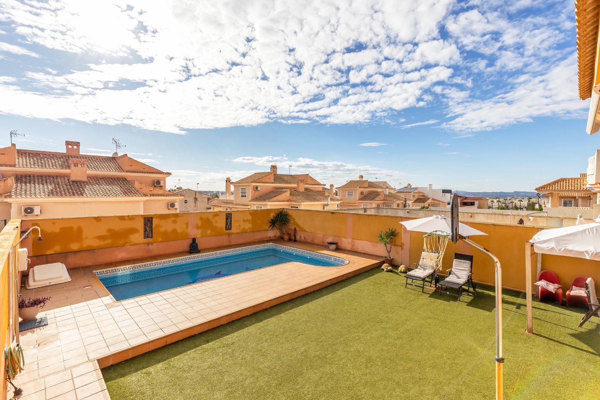 Exclusiva Vivienda Familiar en Aguas Nuevas con Piscina Privada y Amplios Espacios