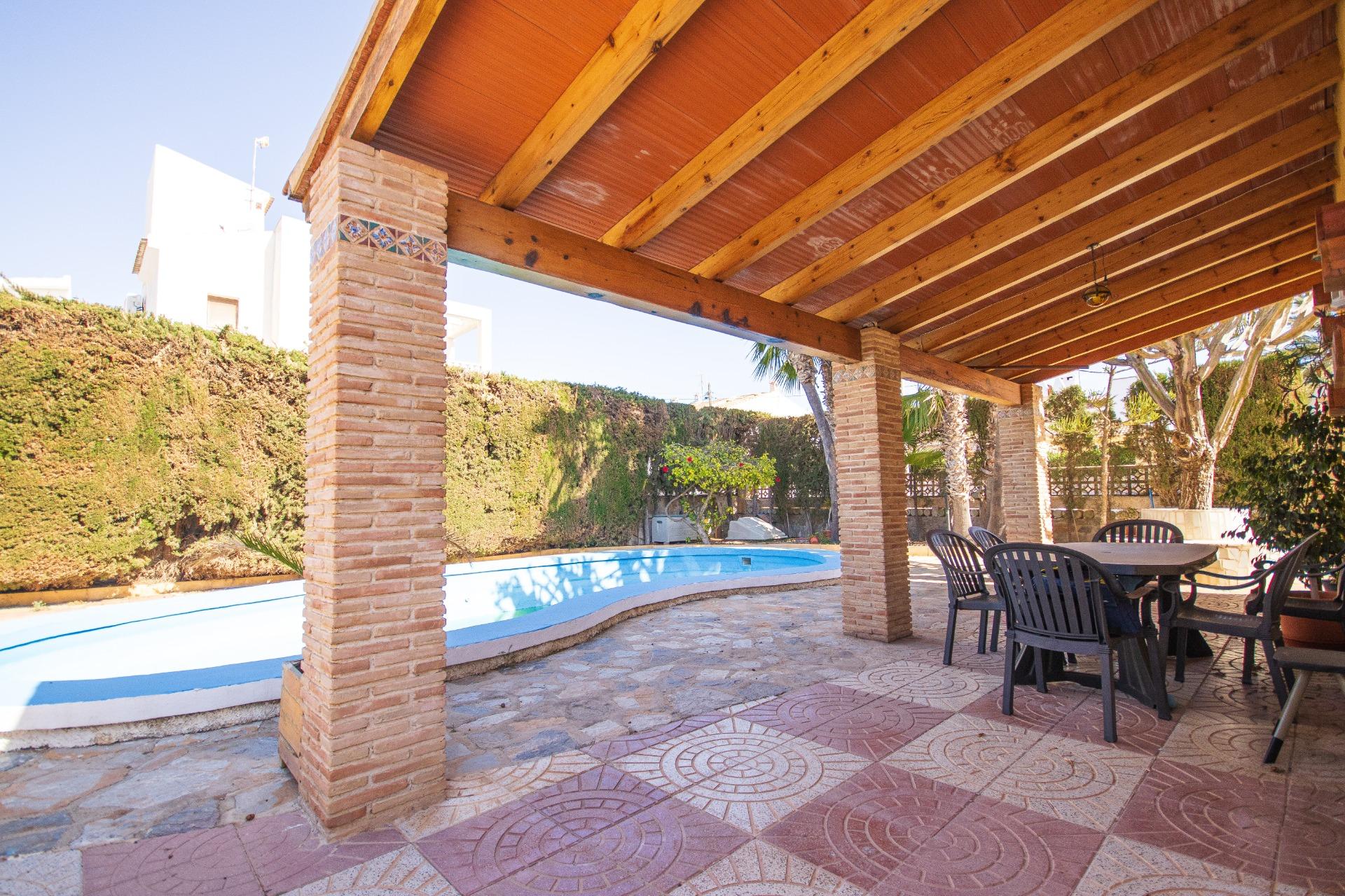 CHALET DE 3 HABITACIONES 2 BAÑOS, PISCINA EN TORREVIEJA ZONA LOS FRUTALES (ALICANTE)