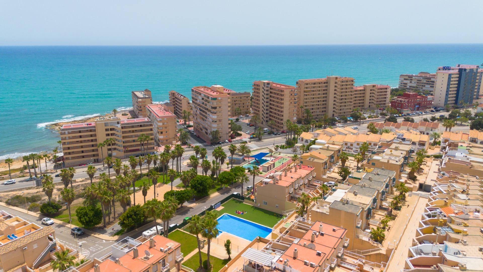 DUPLEX EN CABO CERVERA ( TORREVIEJA)DE 2 HABITACIONES, PISCINA COMUNITARIA, SOLARIUM PRIVADO, GARAJE