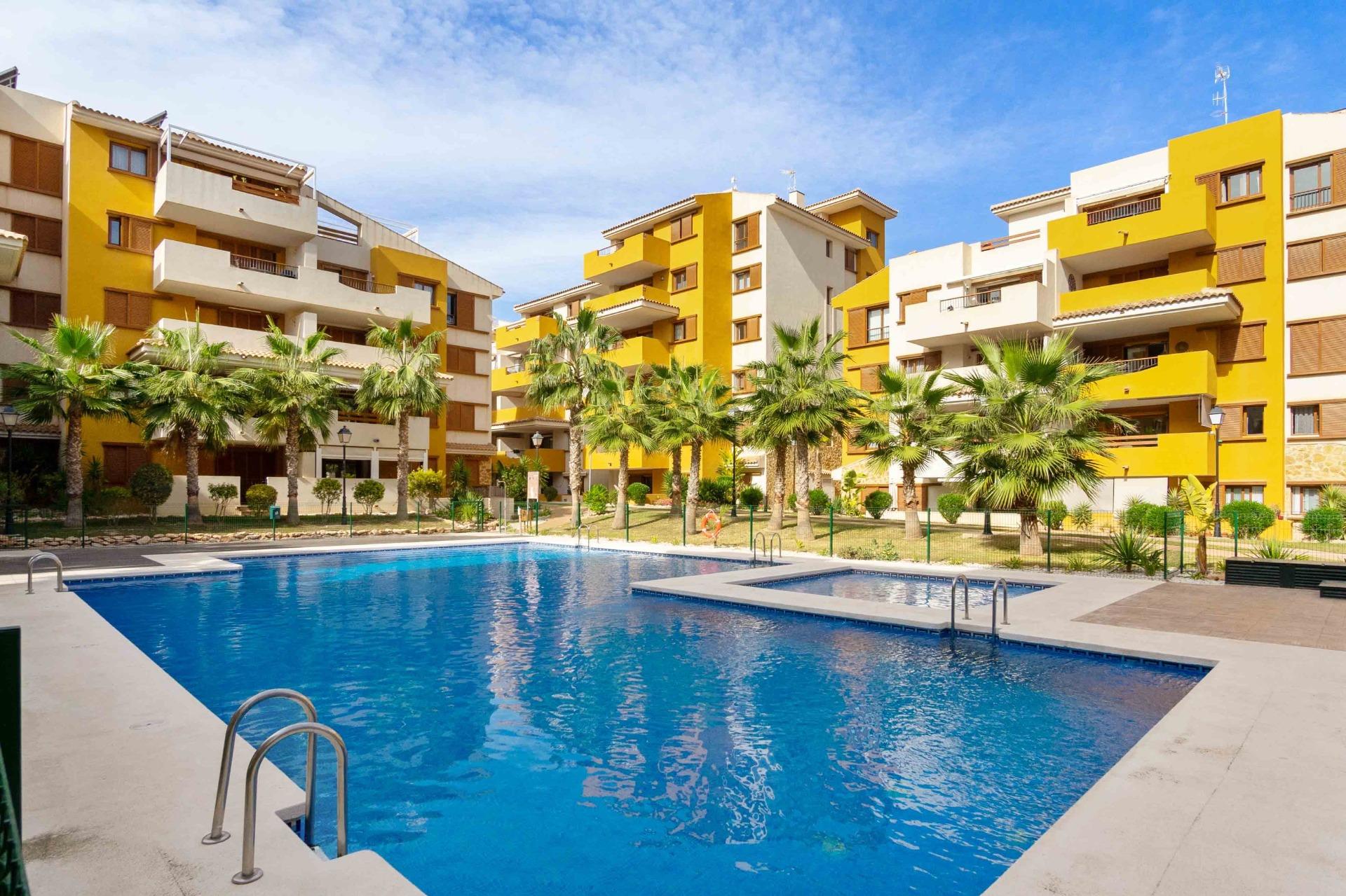 APARTAMENTO DE 3 DORM. 2 BAÑOS. EN PUNTA PRIMA (ORIHUELA COSTA) GARAJE+TRASTERO. GRAN TERRAZA.