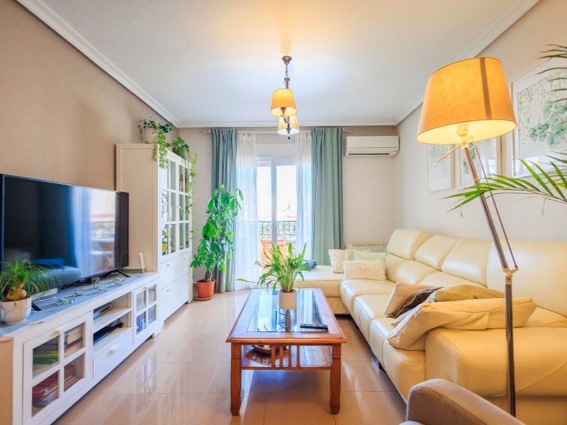 APARTAMENTO EN TORREVIEJA. 134 M2. 4 HABITACIONES. 2 BAÑOS. PLAYA A 200 METROS.