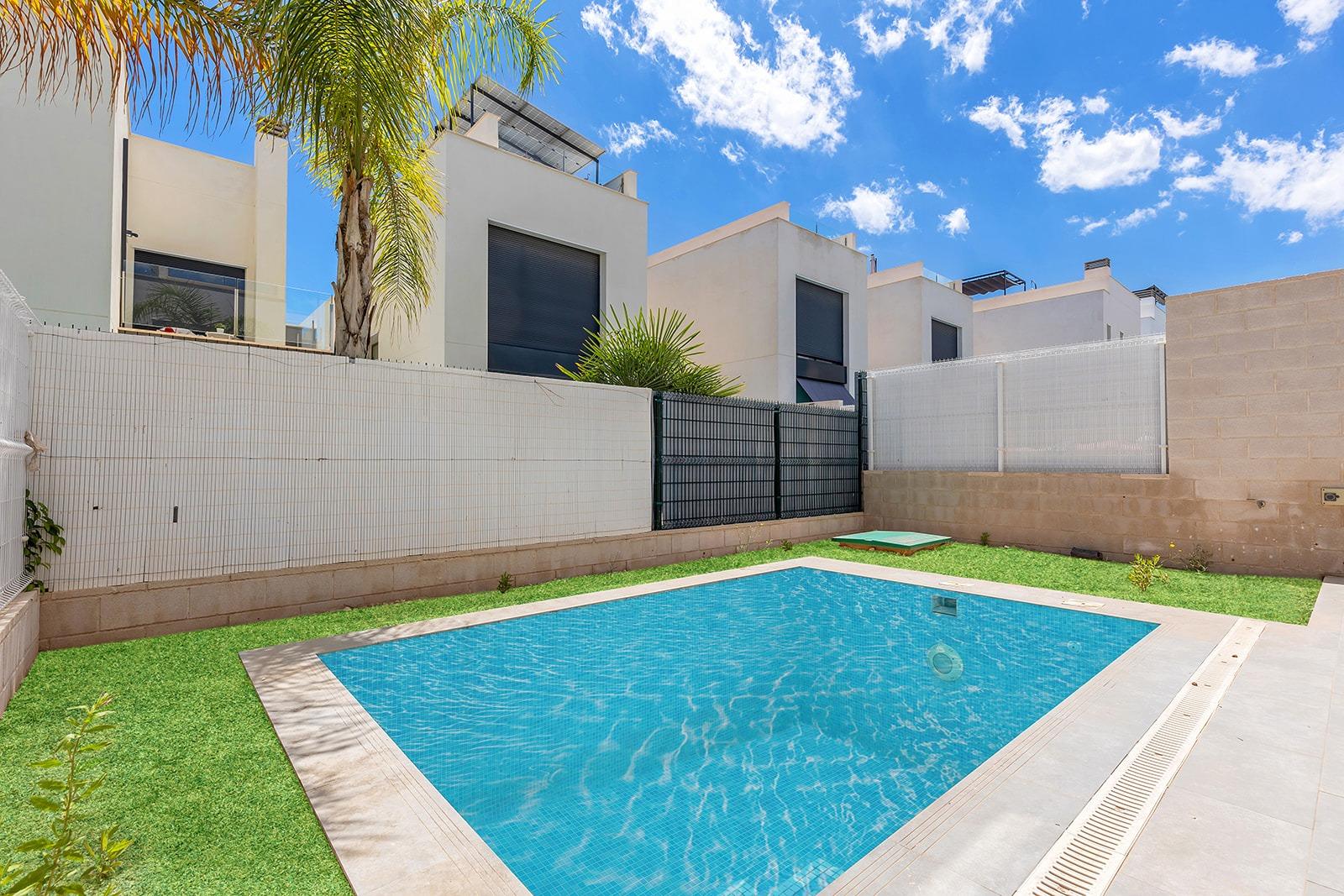 VILLA EN VILLA MARTIN (ORIHUELA COSTA)  140M2 DE PARCELA. 3 DORM. 2 BAÑOS. GARAJE+PISCINA.