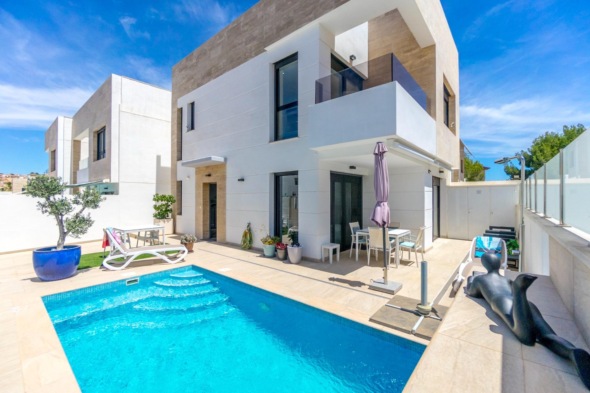 VILLA EN ORIHUELA COSTA (ALICANTE) 3 DORM. 3 BAÑOS.  PIACINA PROPIA.
