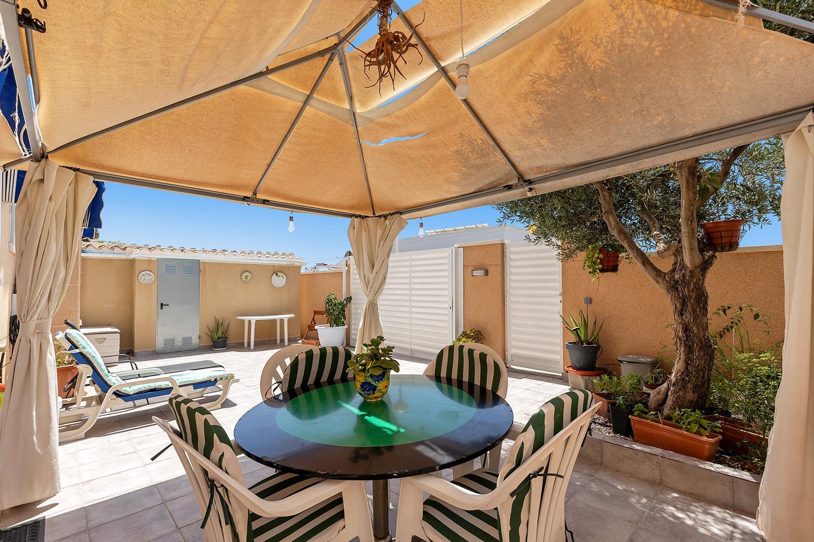 BUNGALOW PLANTA BAJA EN ORUHUELA COSTA. 2 DORM. 1 BAÑO. PARCELA 60 M2. PLAYA A 600 METROS.