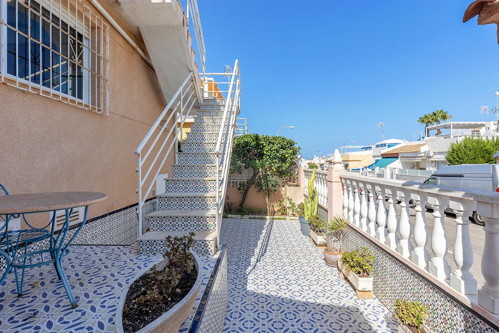 ADOSADO EN LOS ALTOS EN TORREVIEJA DE 3 DORM. 2 BAÑOS. 40 M2 DE JARDIN. GRANDE SOLARIUM