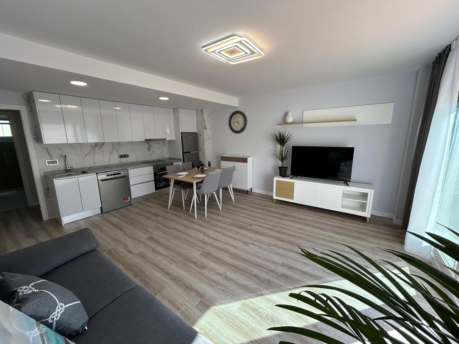 REFORMADO APARTAMENTO EN PLANTA BAJA CON PARCELA DE 80 M2. GARAJE+PISCINA.
