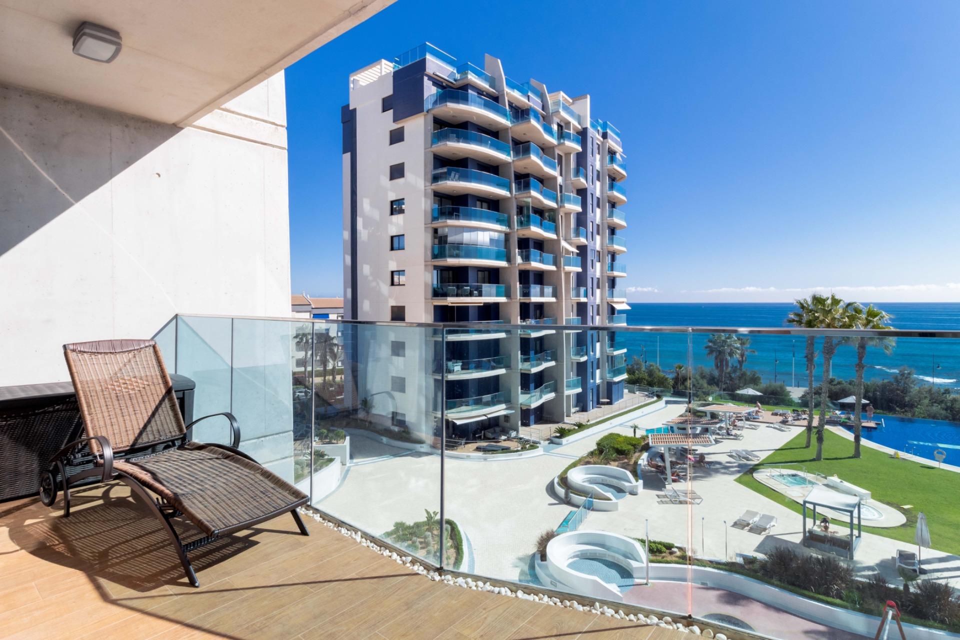 APARTAMENTO DE 2 HABITACIONES EN PRIMERA LÍNEA, CON PISCINA COMUNITARIA - ZONA PUNTA PRIMA, TORREVIEJ